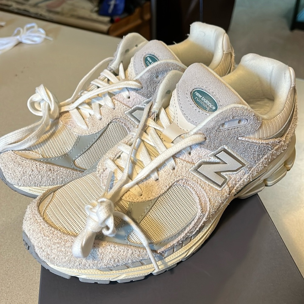 new balance 2002R